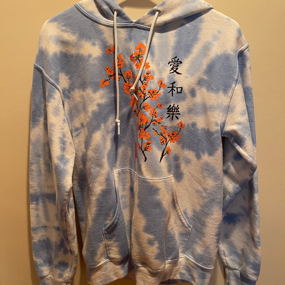 Blue + white tie die hoodie 🤍